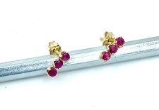 1 PAAR GELBGOLDOHRSTECKER IN 333/- 8 crt. MIT  3 ECHTEN RUBIN 2,5 mm