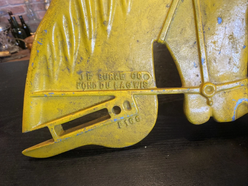 Vintage J.E. Cabeza de caballo planeador oscilante Burke Playground, pintura amarilla original Foto 3 de 4