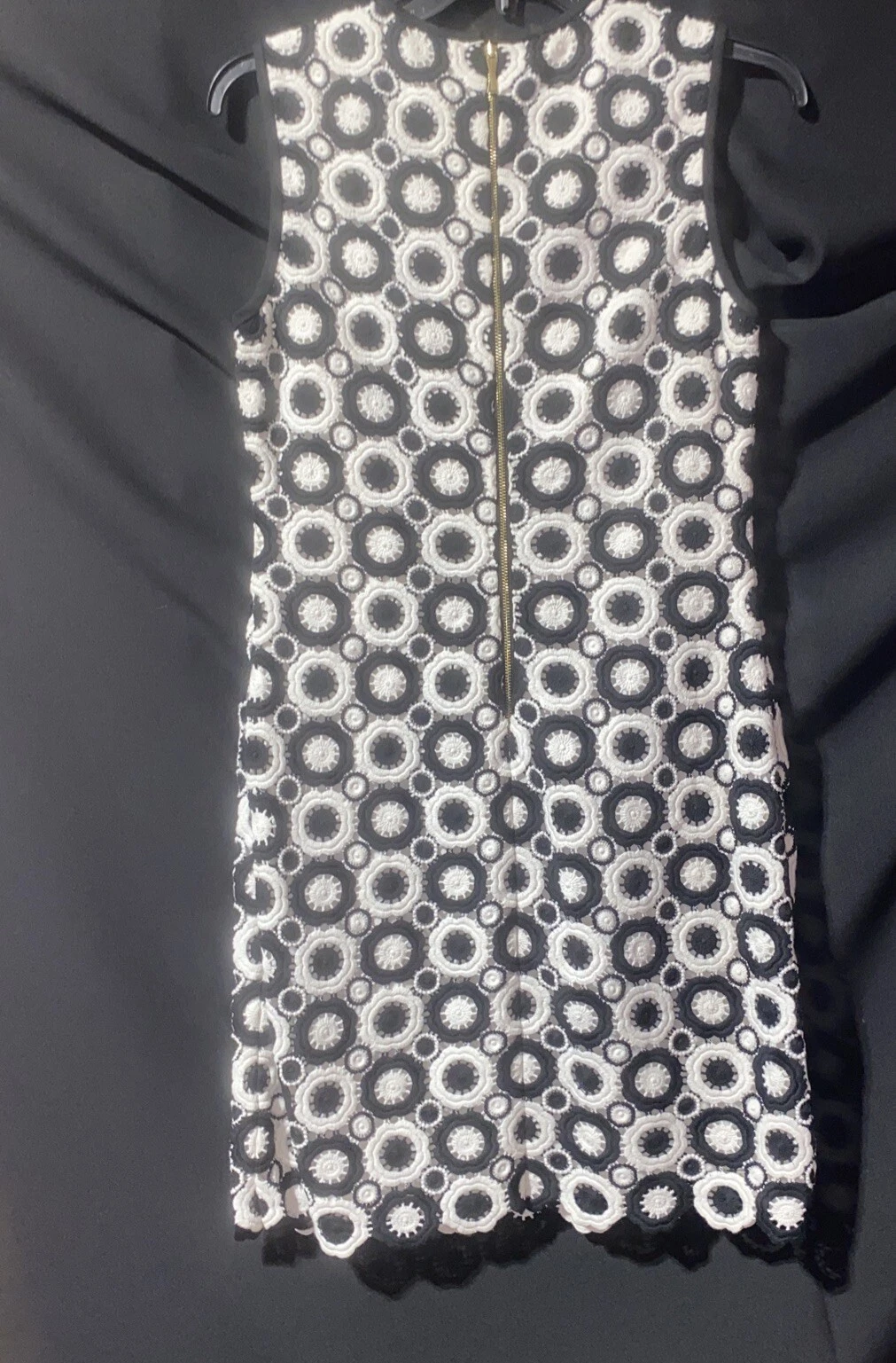 Abito Kate Spade. Uncinetto bianco e nero. Abito senza maniche a turni