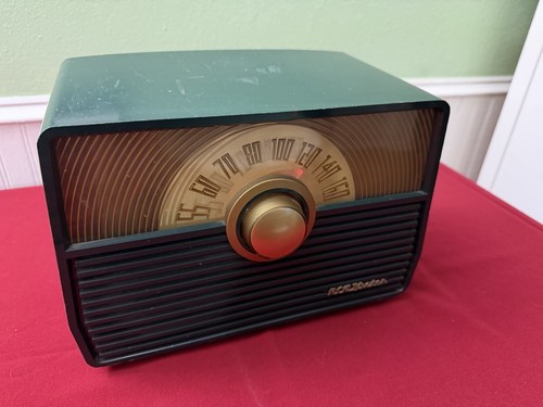 RCA Victor AM Tube Radio Model 1-X-51 Bakelite - WORKS!