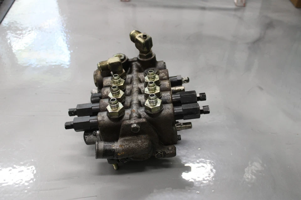Válvula de control hidráulica usada Caterpillar Mitsubishi 4 vías 93172-20400 Foto 3 de 3