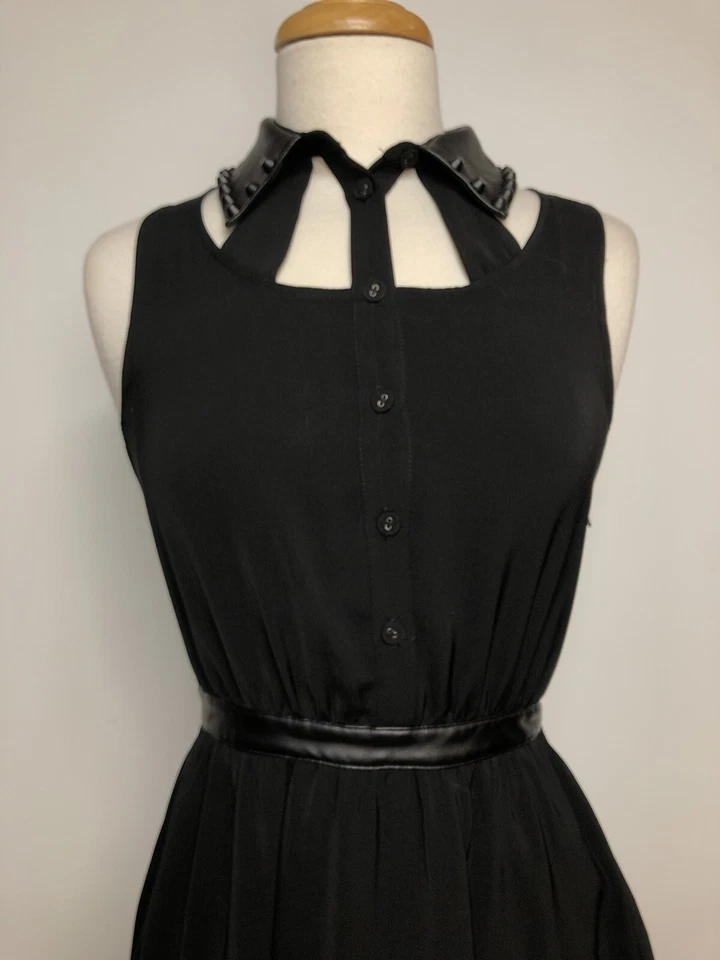 Vestido de festa Forever 21 exclusivo preto couro sintético colarinho cravado e cintura tamanho P - Imagem 2 de 4