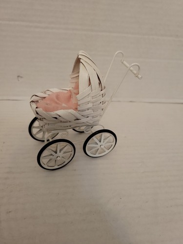 Ancienne miniature maison de poupée panier tissé roues caoutchouc poussette poussette mèche blanche - Photo 1/12