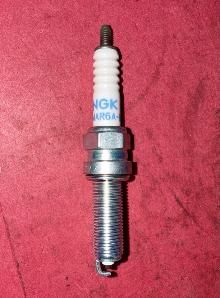 Bujía NGK LMAR6A-9 (paquete de 2) Yamaha Grizzly nueva Foto 3 de 4