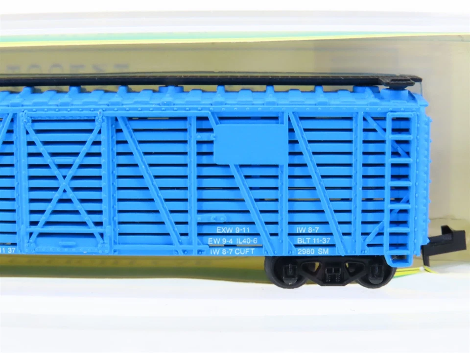 N Scale Model Power 3077 GN Great Northern Big Sky Blue 50' Stock Car #582033 - Image 3 of 4