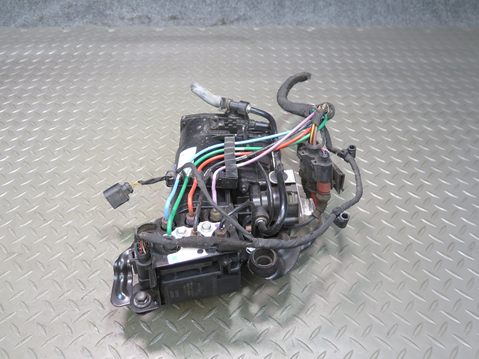 2006-2012 BENTLEY CONTINENTAL FLYING SPUR REAR AIR SUSPENSION COMPRESSOR PUMP