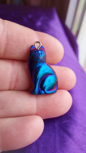 Pendentif Chat En Hématite Bleu Doré - 3,1 Cm, Base Plate, N°2782, Neuf Sans Emballage