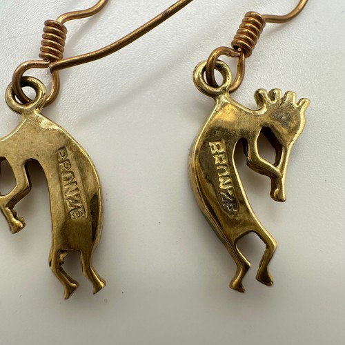 Pendientes Kokopelli con incrustación turquesa ópalo fuego tono bronce nativo americano - Imagen 6 de 7