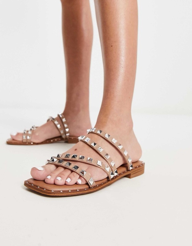 Steve Madden Skylar Tan Strappy Slides with Silver Pyramid Studs Womens Size 7.5