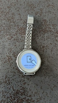 Pebble Time Round Smartwatch mit Metallarmband und Ladekabel