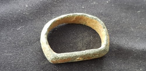 Superb stirrup type Medieval bronze buckle, Please read description. L106p