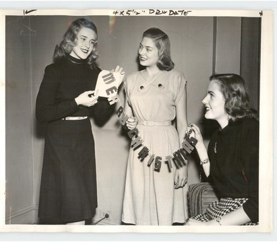 ''Longest XMAS Card'' MODELS Myra Keck Joan Smith Sylvia MacNeill 1946 Press Photo