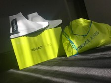 sneaker versace blanc et noir. Taille 40, produit neuf et dans son emballage