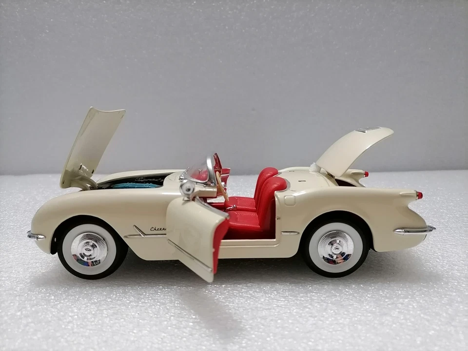CHEVROLET Corvette 1953 - Vintage diecast 1:18 Scale model , Solido - Image 2 of 4