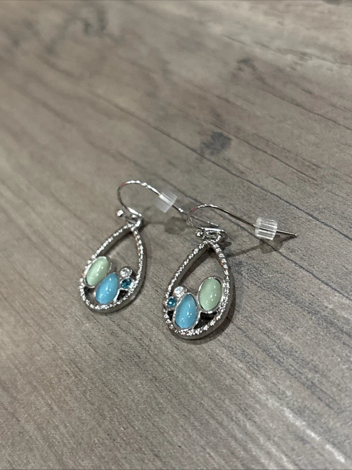 Pendientes colgantes Lia Sophia tono plata con detalles azules y verdes Foto 2 de 4