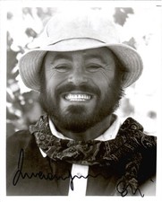 LUCIANO PAVAROTTI AUTOGRAPHED 8x10 PHOTO       AWESOME POSE SMILING      JSA