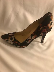 guess floral pumps