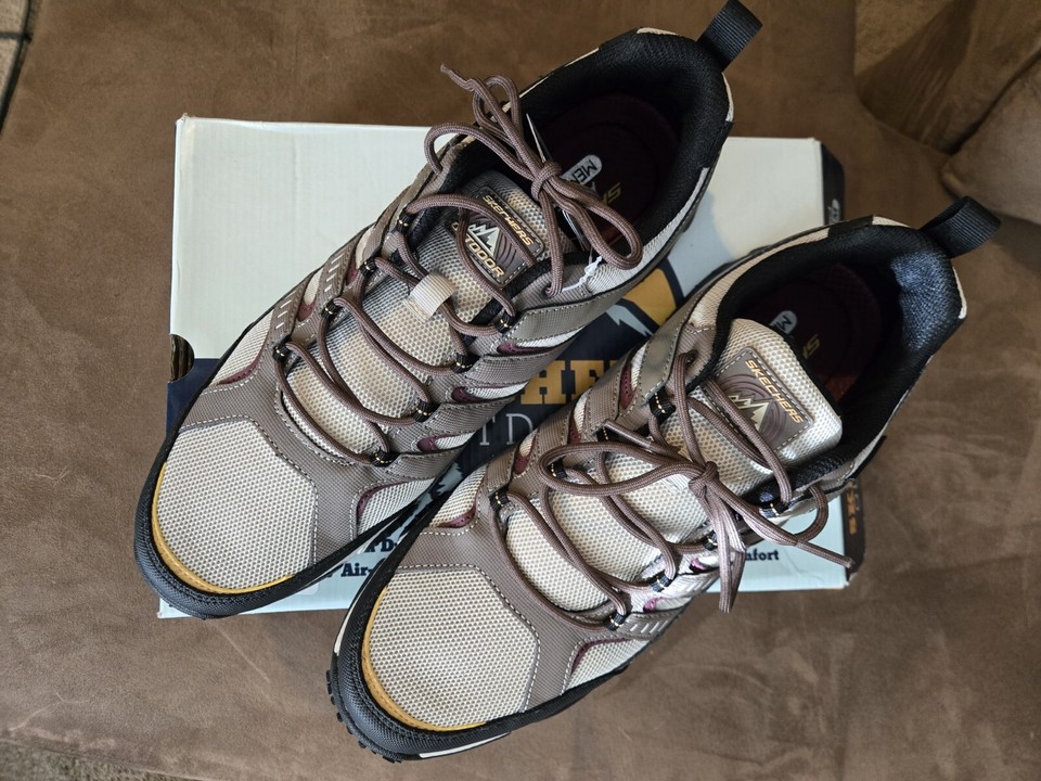 Sketchers AirEnvoy Men's Waterproof Shoes New Size 13 Box has damage