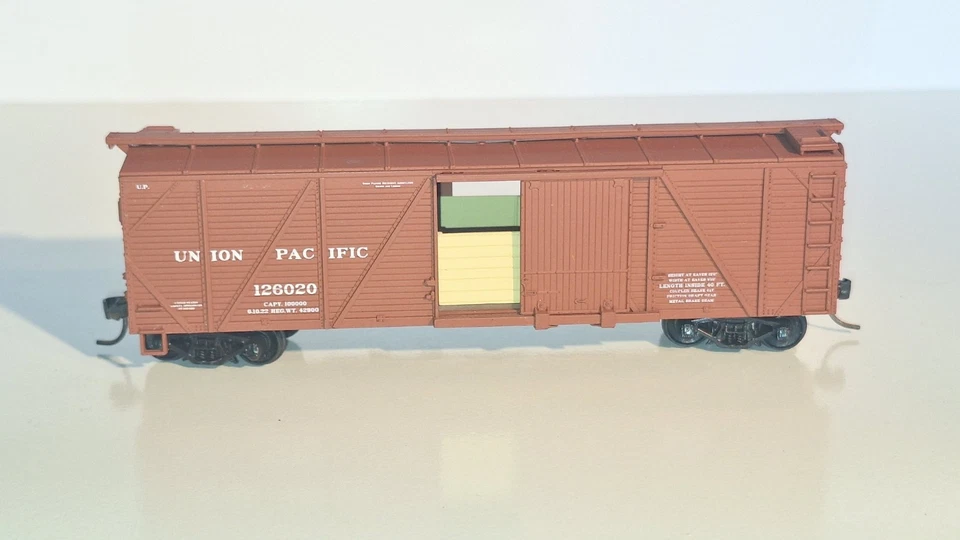 Unbranded, 40' Boxcar, Union Pacific. Good cond. HO Scale. Plastic wheels.No Box - Image 3 of 4