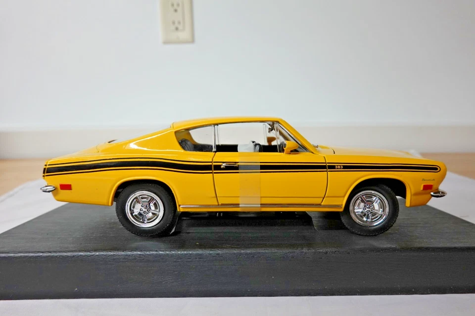 Yat Ming 92178 1969 Green Yellow Barracuda  Road Legends  1:18 Scale - Image 3 of 4