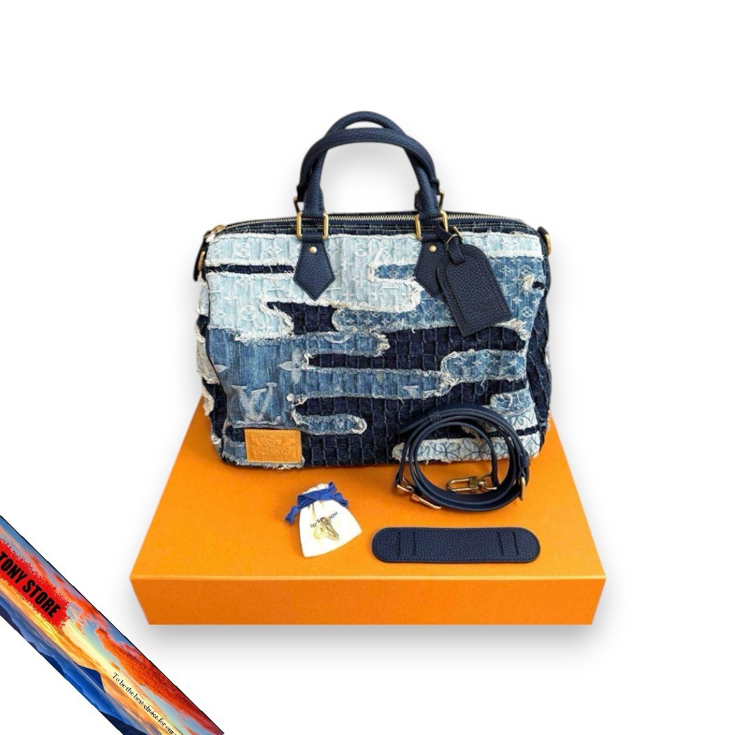 Louis Vuitton ブルー メッセンジャーバッグ モノグラムが鮮やかなブルーに。「ルイ・ヴィトン」から品格漂うメンズ