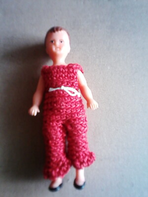 ARI-Puppe, 11cm, unbespielt, Häkelanzug, Handarbeit, DDR, Königsee,Puppenhaus