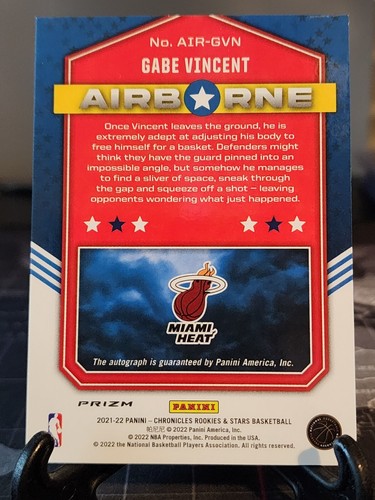 2021-22 Panini Chronicles Red Airborne Gabe Vincent Auto RC #AIR-GVN Miami Heat - Imagen 2 de 2