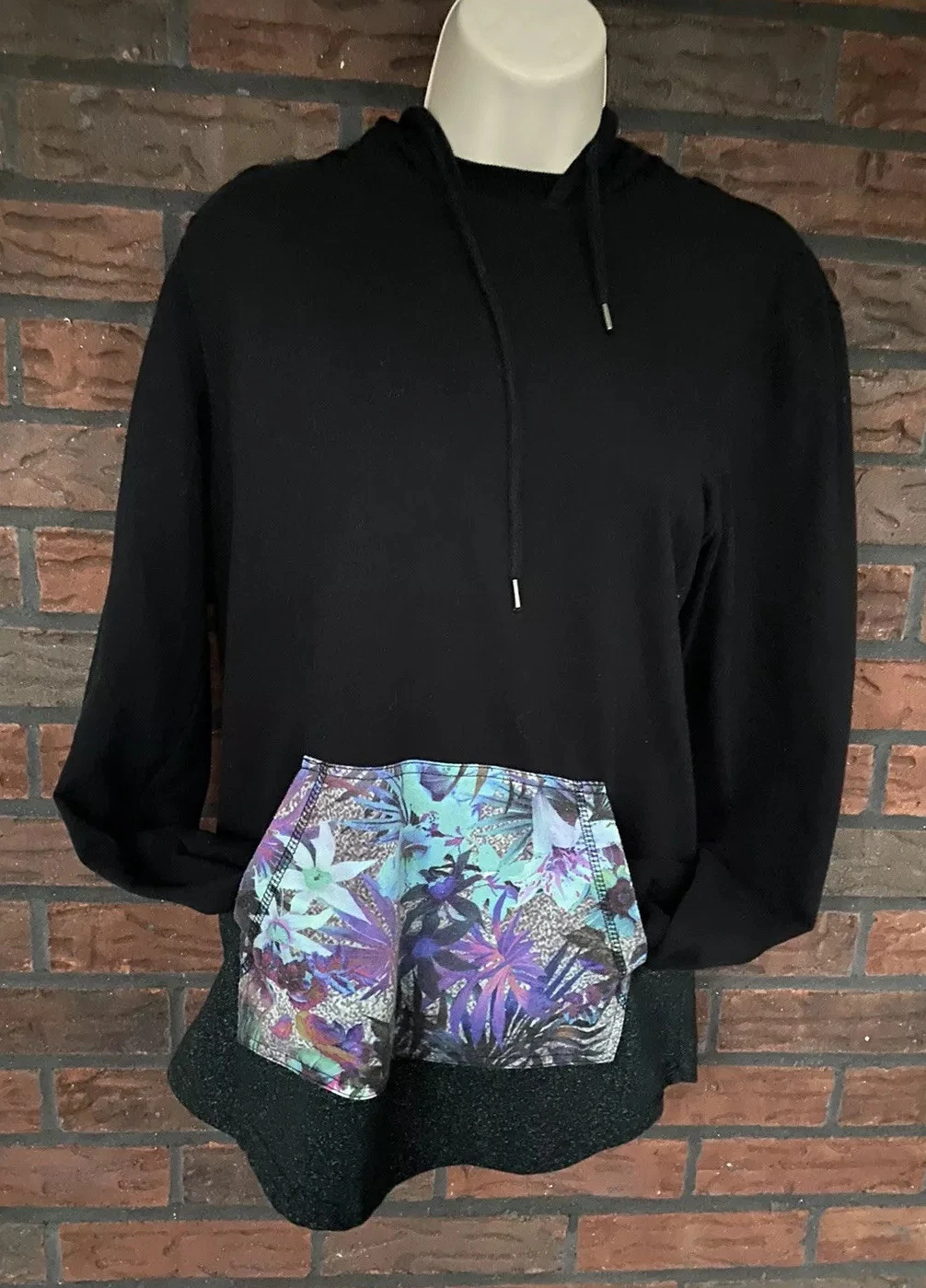 VETEMENTS Felpa nera con cappuccio media hawaiana come fiore tasca frontale manica lunga