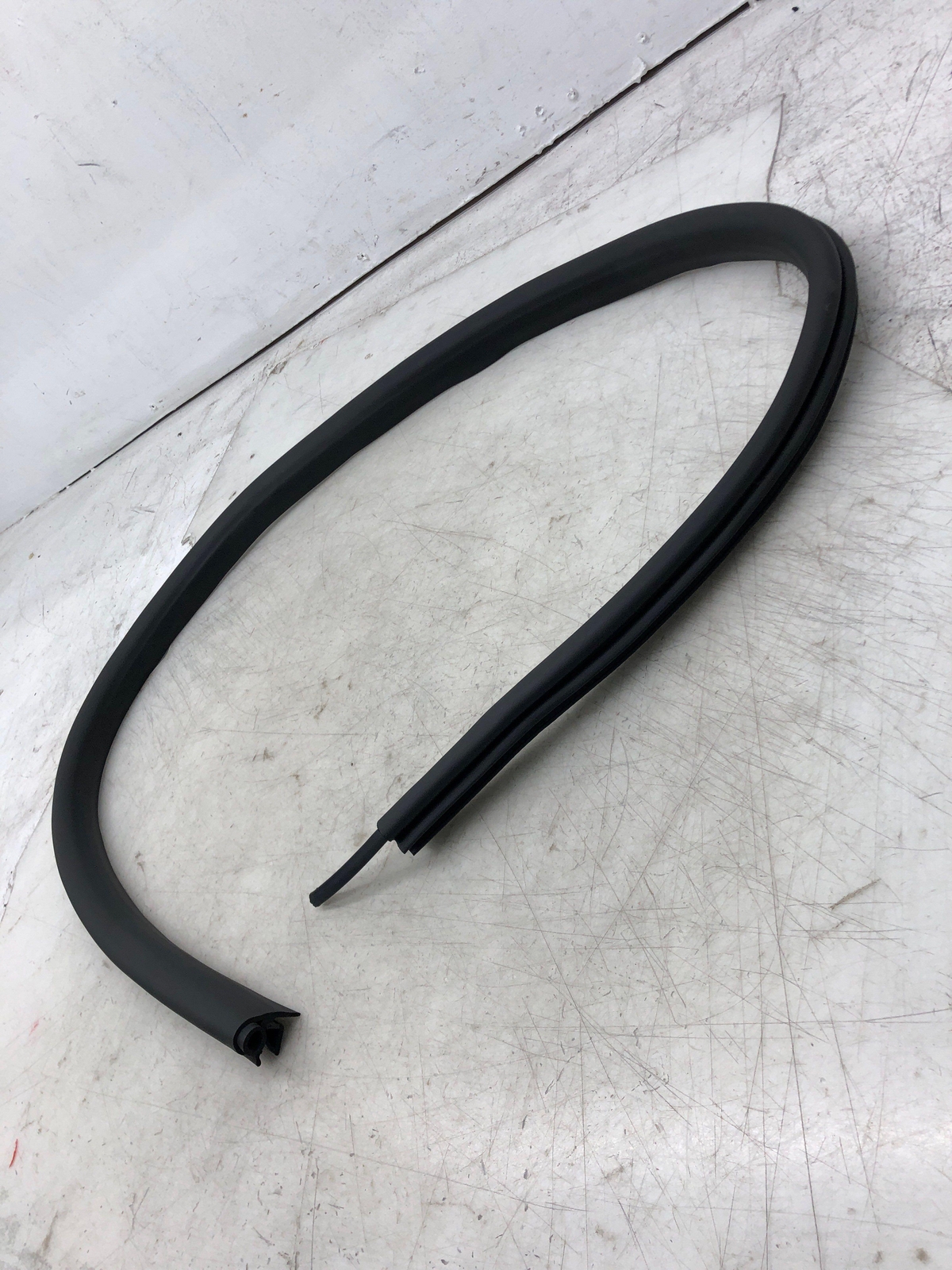 2020-2023 ASTON MARTIN VANTAGE LEFT FRONT BODY DOOR WEATHER STRIP SEALING OEM