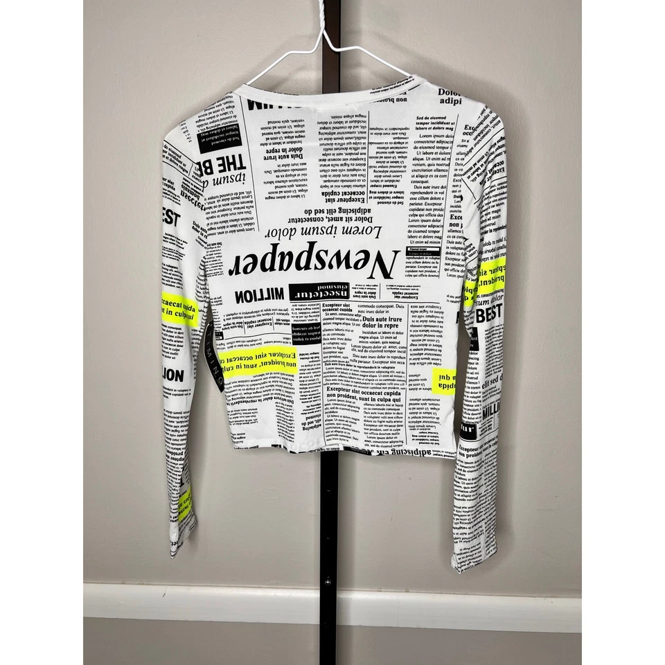 Blusa cropped feminina Timing estampa jornal manga longa gola redonda branca tamanho P - Imagem 2 de 4