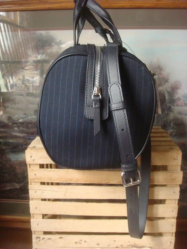 BORSA A TRACOLLA NUOVA CON ETICHETTE~ TELA GESSATA BLU NAVY E FINITURE IN PELLE ~ $245 - Foto 5 di 11