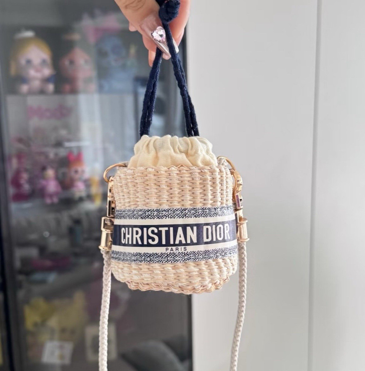 Mini bolsa de cosméticos Dior de paja con cierre de cordón