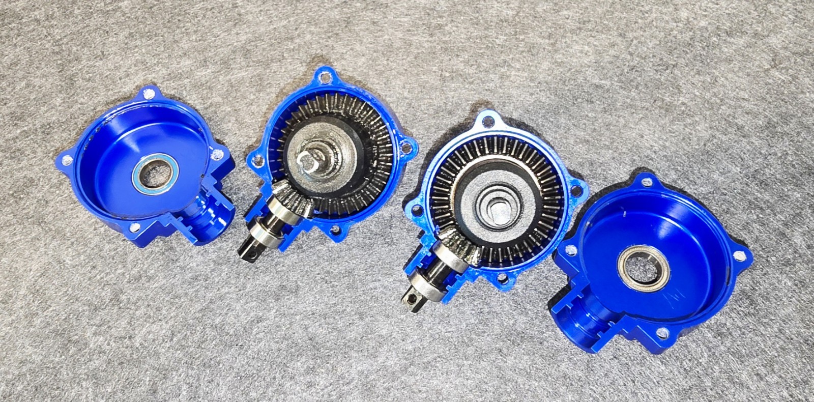 Supermaxx HCR T-Maxx 2.5 E-Maxx 3906 Blue Aluminum Differential Diff Cases RARE