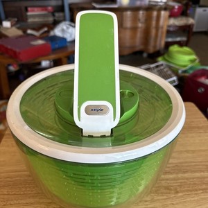 New Smart Touch Salad Spinner and Serving Bowl Lettuce Dryer Swiss Innovation