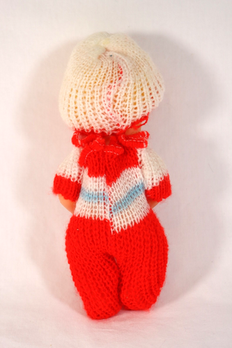 Muñeca bebé vintage años 50 cabeza de goma, cuerpo de plástico con traje de hilo kitsch excelente - Imagen 4 de 5