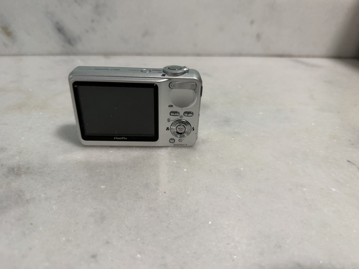 【美品！】Fujifilm F460 Finepix 動作OK!c25048 Fujifilm FinePix F Series F460 5.1MP Digital Camera - Silver for