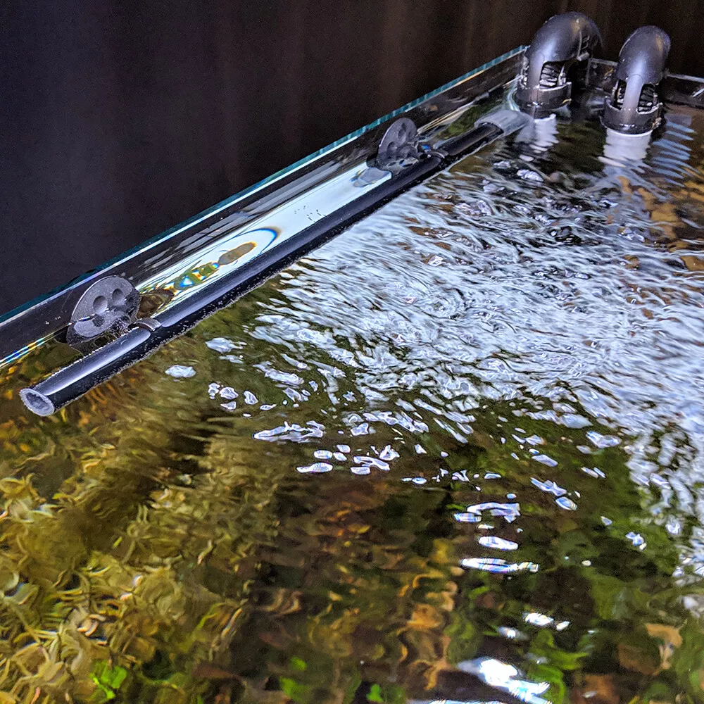 Fish tank store spray bar