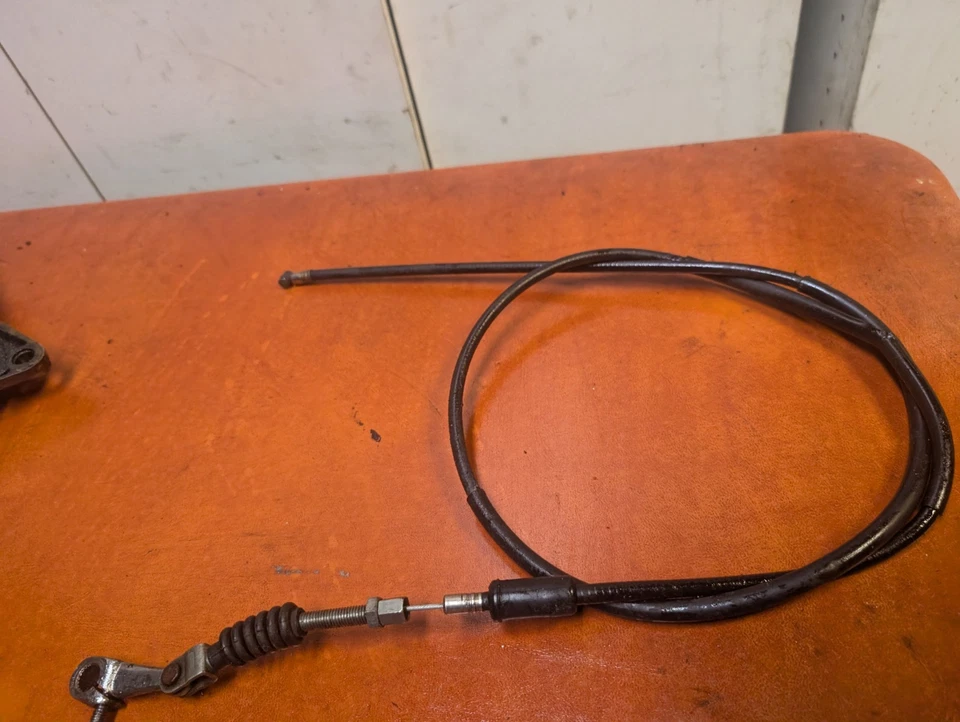 Brazo de liberación del cable de embrague Suzuki GS 1100 E GS1100 1983 Foto 3 de 4