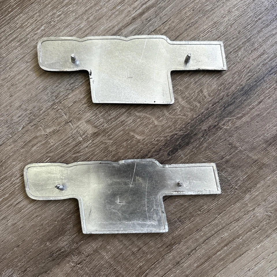 Par de emblemas de cubierta lateral usados Kawasaki 1976 KZ900-B1 900 LTD L y R Foto 2 de 4