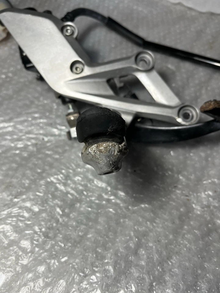 CONJUNTO DE FREIO TRASEIRO 2015-2019 HONDA CBR300R FABRICANTE DE EQUIPAMENTO ORIGINAL. PEDAL DANIFICADO EM BOM ESTADO. - Imagem 2 de 4