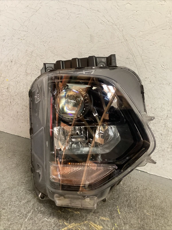 2019-2020 HYUNDAI SANTA FE RIGHT RH PASSENGER SIDE HEADLIGHT OEM HALOGEN LOW