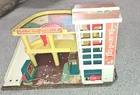 Vintage 1970 Fisher Price Little People Play Family Action Garage #930