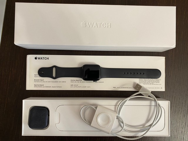Apple Watch Series 5 40mm Cassa in alluminio color grigio siderale con  Cinturino Sport color nero - S/M e M/L (GPS) (MWV82TY/A) | Acquisti Online  su eBay