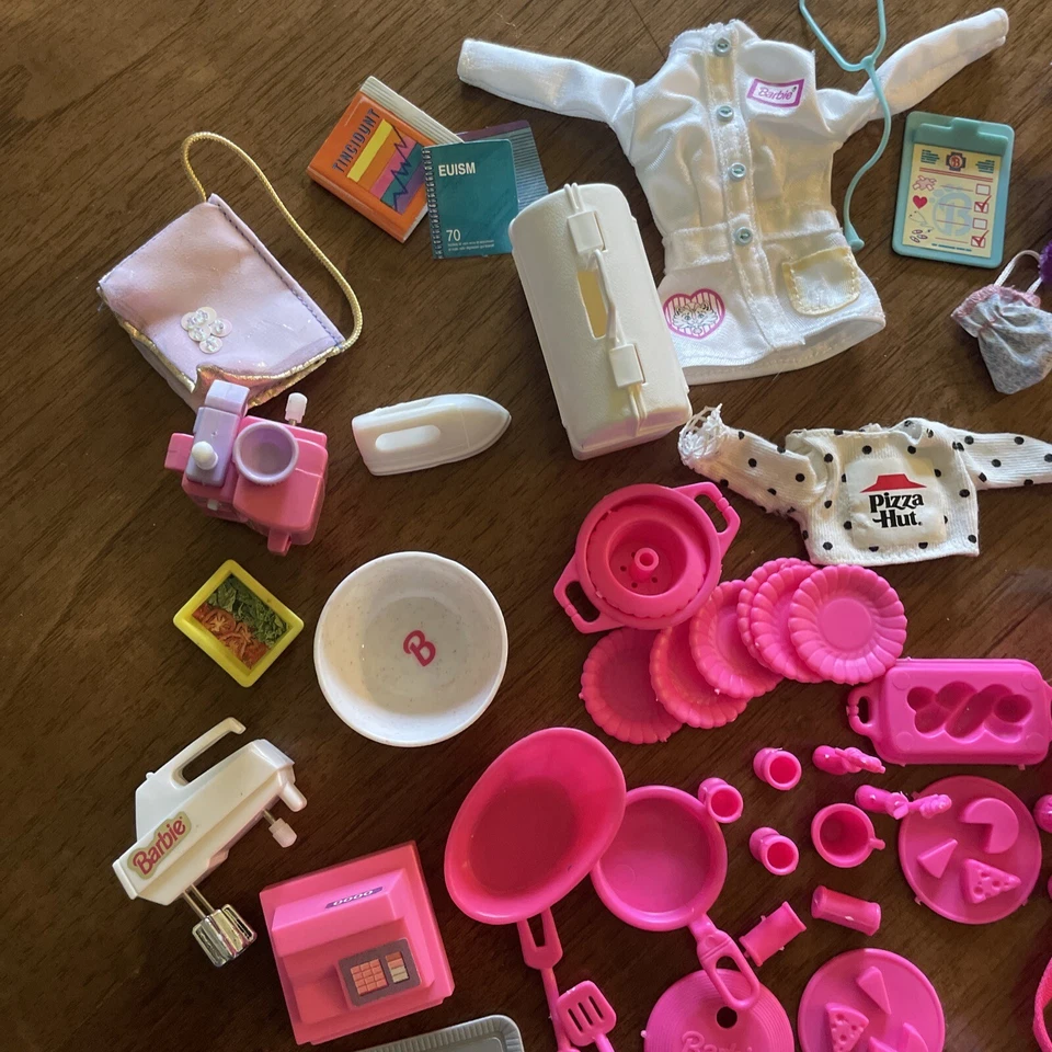 Barbie Años 90 Lote De 200 + Artículos; Zapatos, Carteras, Ropa, Cocina, Viaje + Foto 2 de 4