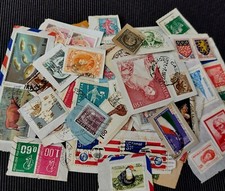 Oltre 500 Francobolli in carta del  Mondo Leggi