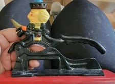 RARE VINTAGE NUTCRACKER CAST IRON NUT CRACKER