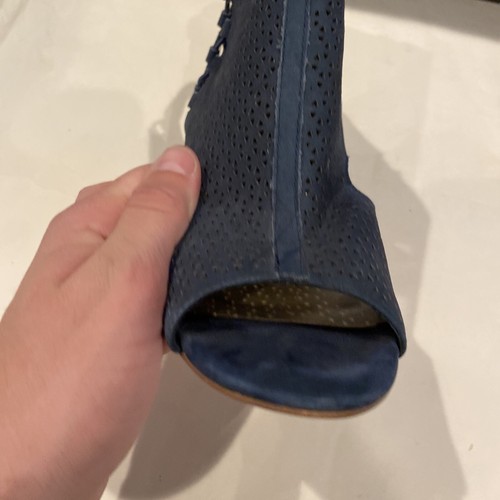 (1) Trendy Pair Of Navy Blue Vince Camuto Suede Sandal Heels Women’s Size 9.5 - Picture 4 of 22