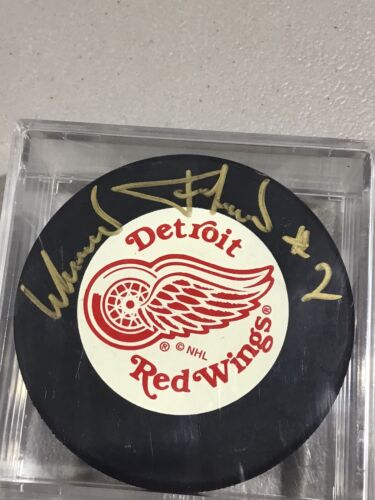 VIACHESLAV FETISOV Signed Detroit Red Wings Logo Official Puck - Picture 3 of 3