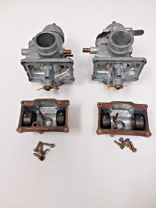 SUZUKI GT250 CARBURETOR SET IN EXCELLANT CONDITION HAS 92.5 SIZE MAIN JETS