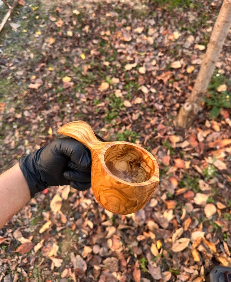 Taza Bushcraft hecha a mano de madera de olivo Kuksa, taza de café de madera nórdica Foto 3 de 4